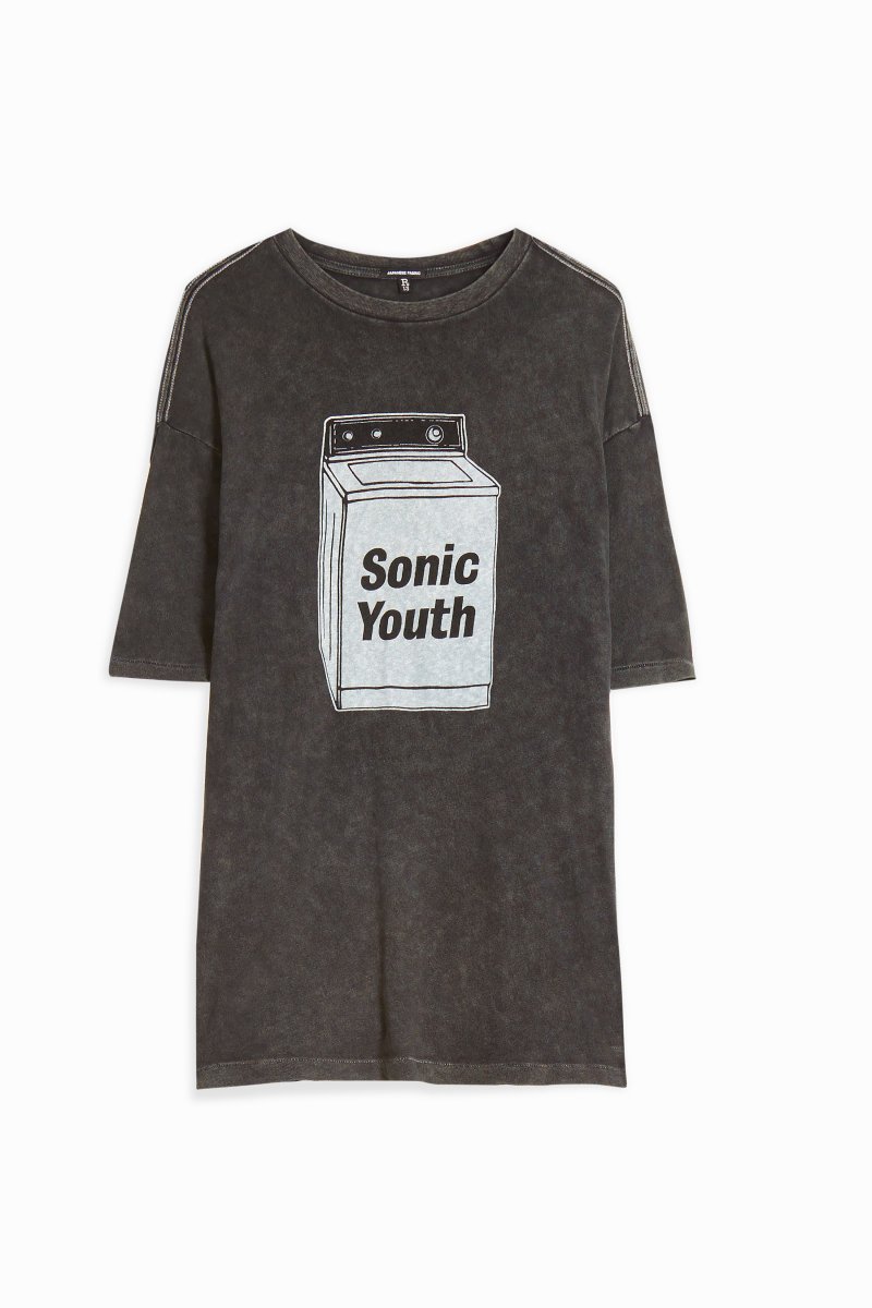 <strong>-سينثيا إيريفو</strong> في فستان من <strong>فالنتينو </strong><br />
&nbsp;