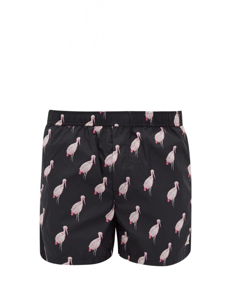 ليست دار&nbsp;<strong>لويس فويتون</strong>&nbsp;بعيدة عن الساحة فقدّمت أيضًا مجموعة كبسولة مخصّصة لشهر رمضان. وتشمل هذه الأخيرة تشكيلة من الأحذية والحقائب التي لا شكّ أنّها تعيد تحديد إطلالات رمضان بأكثر الطرق تميّزًا.