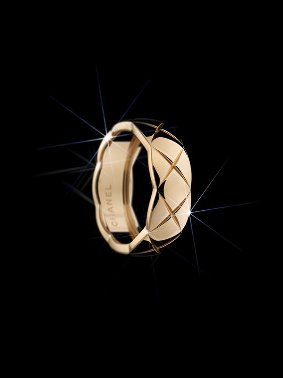 خاتم زواج&nbsp;<span dir=LTR>BD Classic One Diamond Wide Court Poin&ccedil;on</span>&nbsp;من&nbsp;<strong>دي بيرز</strong><br />
&nbsp;