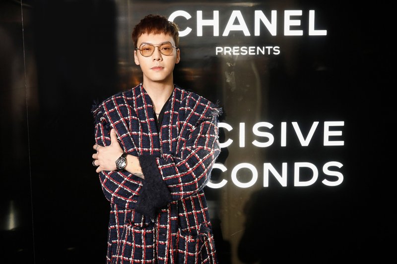 <strong>William Chan</strong>, CHANEL Ambassador and Muse of the new J12 watch, wore a navy, red white and black fantasy wool tweed coat from the Fall-Winter 2019/20 Ready-to-Wear collection, CHANEL shoes and accessories paired with “J12” watch in black ceramic.<br />
 
