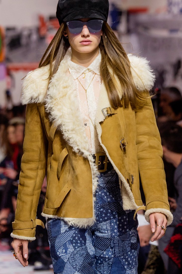 كلوي<br />
من موقع <em><span dir=LTR>Net-A-Porter</span></em><br />
&nbsp;