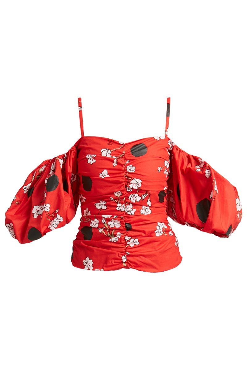 <strong>مكياج سيلينا غوميز في مهرجان كان السّينمائيّ الدّوليّ 2019 من علامة</strong> <strong><span dir=LTR>Marc Jacobs Beauty</span></strong>
<ul>
	<li>جهّزي بشرتك مع مستحضر <strong><span dir=LTR>Youthquake Hydra-Full Retexturizing Gel Cr&egrave;me</span></strong>.</li>
	<li>إحصلي على بشرة مثاليّة مع مستحضر <strong><span dir=LTR>Accomplice Concealer &amp; Touch-Up Stick</span></strong> بلون <em><span dir=LTR>L23</span></em>.</li>
	<li>طبّقي مستحضر <strong><span dir=LTR>Accomplice Instant Blurring Beauty Powder</span></strong> بلون <em><span dir=LTR>Siren 52</span></em> للحصول على إشراقة مثاليّة.</li>
	<li>أضيفي لوناً دافئاً إلى بشرتك مع مستحضر <strong><span dir=LTR>O!Mega Bronzer Coconust Perfect Tan</span></strong> بلون <em><span dir=LTR>Tan-Tastic!</span></em><em> ولون </em><em><span dir=LTR>506 Flesh &amp; Fantasy</span></em> من مستحضر<strong><span dir=LTR>Air Blush Soft Glow Duo</span></strong>.</li>
	<li>إستخدمي طبقة رقيقة من مستحضر <strong><span dir=LTR>See-quins Glam Glitter Eyeshadow</span></strong> بلون <em><span dir=LTR>Flashlight</span></em> على جفنيك.</li>
	<li>إرسمي خطّاً محدّداً جريئاً بإستخدام مستحضر<strong><span dir=LTR>Magic Marc&rsquo;er Precision Pen Waterproof Liquid Eyeliner</span></strong> بلون <em><span dir=LTR>Blacquer</span></em>.</li>
	<li>إستخدمي طبقات من مستحضر <strong><span dir=LTR>Velvet Noir Major Volume Mascara</span></strong> على رموشك.</li>
	<li>أنهي الإطلالة مع مستحضر <strong><span dir=LTR>Le Marc Lip Cr&egrave;me Lipstick</span></strong> بلون <em><span dir=LTR>Oh Miley 200</span></em>.</li>
</ul>
&nbsp;<br />
<em>مقالة من كتابة ميرلّا حدّاد</em>