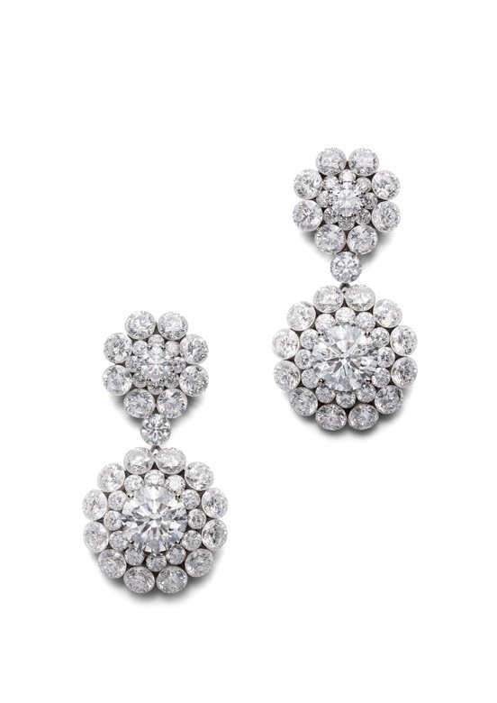 Magical Setting high jewelry earrings<br />
This year, the Maison infused the world of high jewelry with a setting technique that lit it up more than anyone could have expected. Through its <strong>Magical Setting</strong> collection, the spectacular radiance of diamonds could never go unnoticed.
