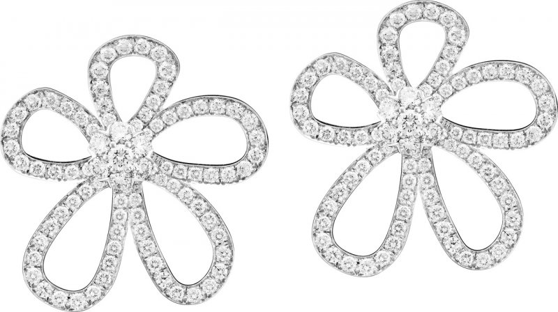 <strong>​Flowerlace earrings in white gold and diamonds</strong><br /> <br />
High-neck dresses have been all the rage lately and if this is the case of your wedding dress, focus on your earrings and maybe compliment your look with a brooch.