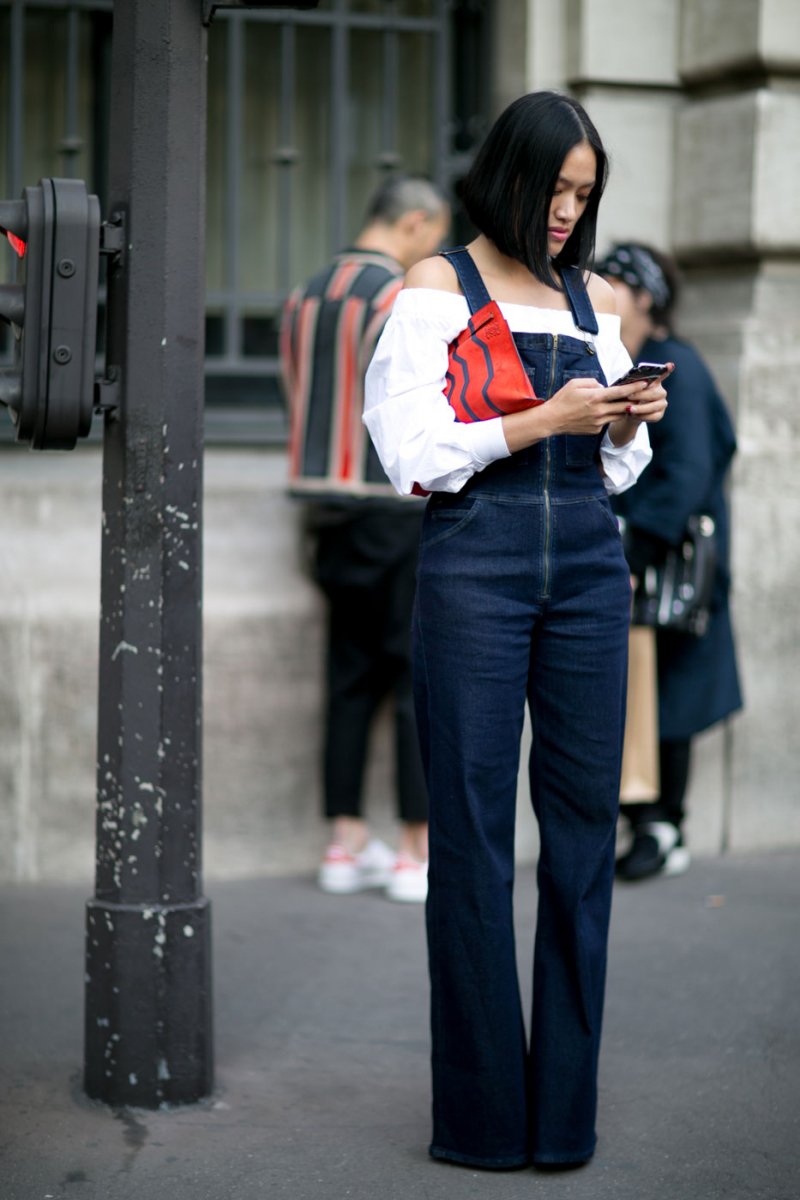 إيلي صعب<br />
<em>من موقع</em> <em>Net-A-Porter</em><br />
&nbsp;