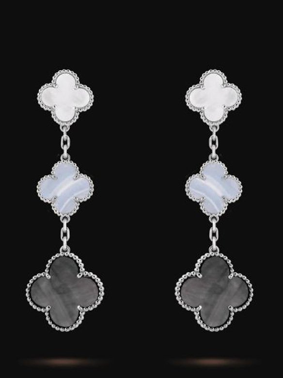 <strong>Van Cleef & Arpels</strong>, Magic Alhambra earrings<br />
 