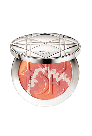 <strong>بيانكا براندوليني دادا</strong> ترتدي بدلة من جورجيو أرماني إلى عرض أزياء العلامة في ميلانو