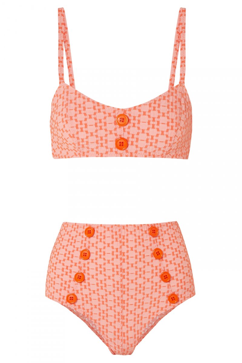 <strong>-كارلا بروني</strong> في <strong>إطلالة هوت كوتور من ديور</strong> أرفقتها بمجوهرات من<strong> شوبارد</strong><br />
&nbsp;