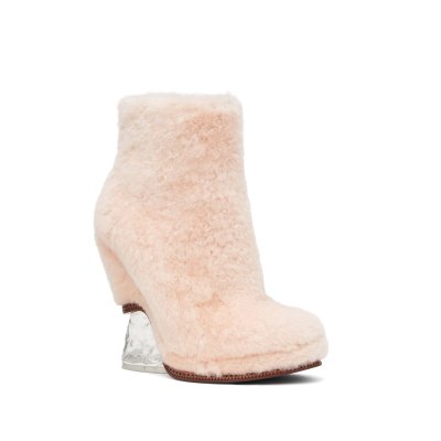 حذاء من عرض أزياء فندي