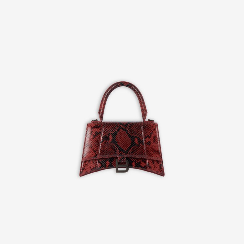 <strong>Balenciaga</strong> also offered the Middle East a capsule collection in celebration of Ramadan. The brand’s classic products in their new, exclusive colors are available at the Balenciaga Middle East stores.