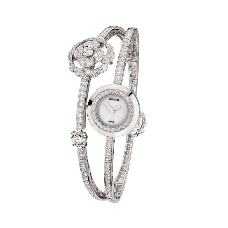 <strong>CHANEL</strong>, 1.5 1 Camélia. 5 Allures high jewelry collection, Diamant Essentiel watch<br />