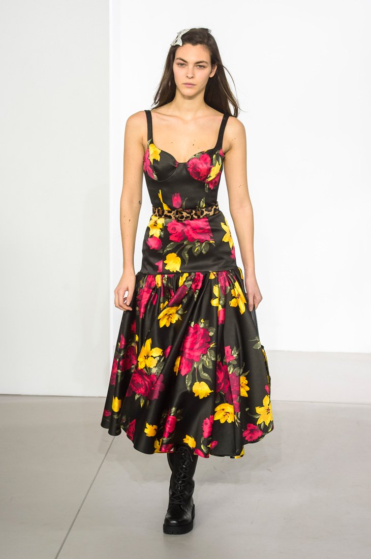 <strong>-روزي هانتغنتون-وايتلي </strong>في إطلالة من<strong> أتيلييه فرساتشي </strong><br />
&nbsp;