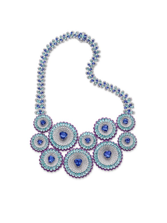 Red Carpet high jewelry necklace<br />
For 2019, Chopard chose to celebrate love through its new <strong>Red Carpet</strong> high jewelry creations, which will definitely be seen adding some shine to the stars on the Cannes International Film Festival red carpet.
