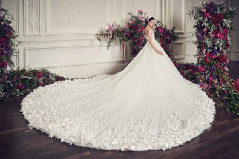 <strong>جيليان أندرسون</strong> مرتدية فستانًا من مجموعة فالنتينو لربيع 2022 " <span dir=LTR>Le Progr&egrave;s</span>" برفقة المدير الإبداعيّ <strong>بييرباولو بيكيولي</strong>