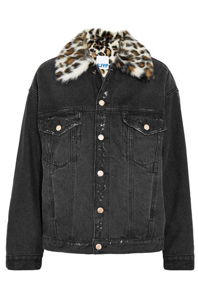 بالنسايغا<br />
<em>من موقع</em> <em><span dir=LTR>Matches Fashion</span></em><br />
&nbsp;