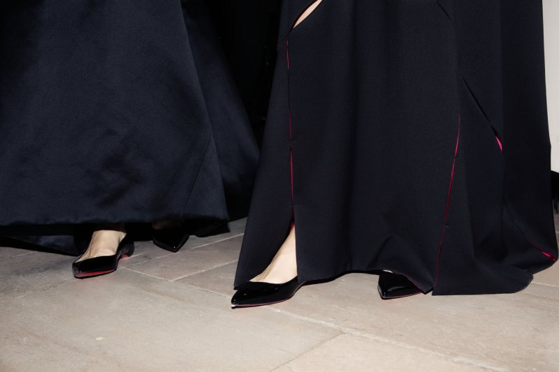 يُنصح بمستحضر <strong>Fix It Colour</strong> بلون <em>300 Jaune/Yellow</em> للبشرة الفاتحة. إنّه يمحي الشّوائب الخوخيّة اللّون ويعيد إحياء اللّون الأزرق الباطنيّ للشّفاه الذي يؤثّر في بعض الأحيان على لون أحمر الشّفاه.<br />
&nbsp;