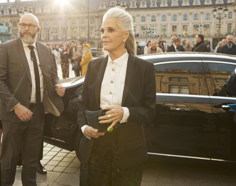 <strong>Ali Macgraw</strong>, American actress & author and Muse of the new J12 watch, wore a white cotton blouse from the Métiers d'art Paris-New York 2017/18 collection, with a black blazer and black glitter tulle pants from the Spring-Summer 2019 Ready-to-Wear collection, CHANEL shoes, bag and makeup paired with "Coco Crush" earrings in 18K white gold and diamonds and “J12” watch in white ceramic.<br />
 