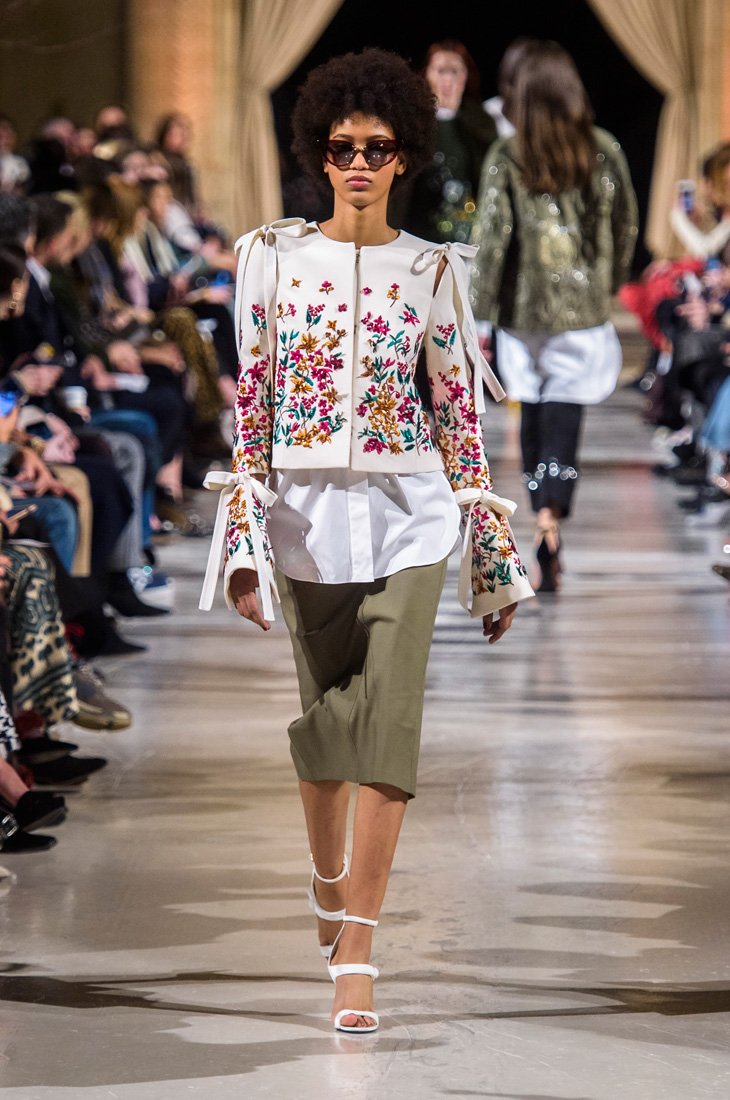 <strong>-ماريون كوتيارد </strong>في إطلالة من <strong>شانيل </strong><strong><span dir=LTR>CHANEL</span></strong>