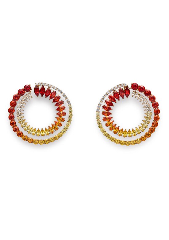 Precious Lace earrings<br />
Who said that high jewelry can’t be light while preserving its splendor? Well, this great French high jewelry maison has mastered this art through its <strong>Precious Lace</strong> high jewelry creations.