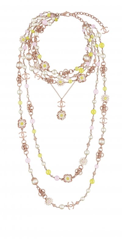 عقد من شانيل