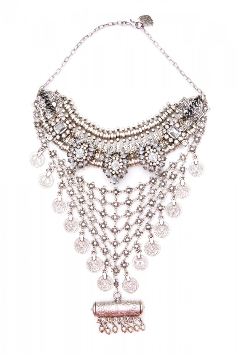 أنيا هيندمارش<br />
<em>من موقع</em> <em>Matches Fashion </em><br />
&nbsp;