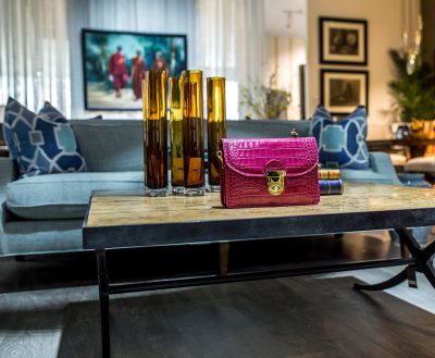 علامة بلقيس تكشفُ عن مجموعةَ حقائبٍ مناسبة لشهرِ الحبّ