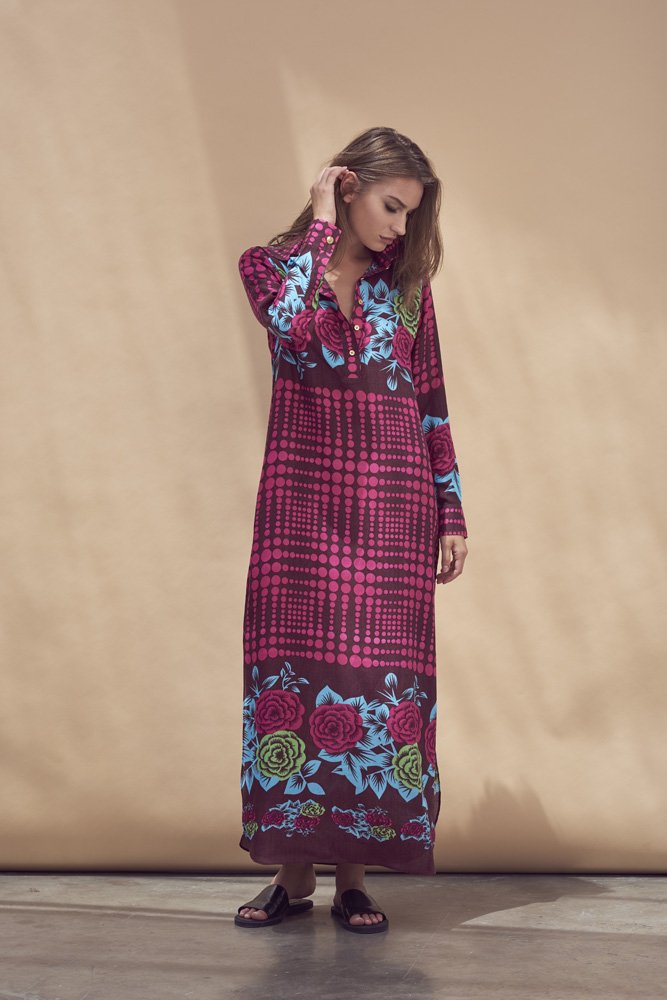 <strong>علامة</strong> <strong>MacKenzie-Childs</strong>، صحن Thistle &amp; Bee للخبز والزّبدة<br />
<em>صورة من</em> <em>Neimanmarcus.com </em><br />
&nbsp;