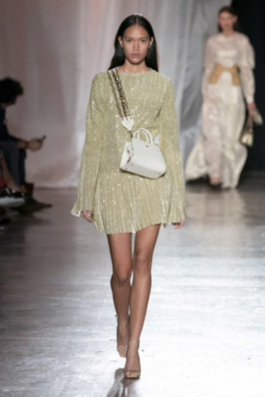 أقراط&nbsp;<span dir=LTR>Sunlight</span>&nbsp;غير المتطابقة من&nbsp;<strong>بياجيه</strong>