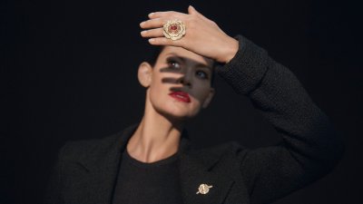 شانيل CHANEL تكشف عن مجموعة &ldquo;1.5 1 Cam&eacute;lia. 5 Allures&rdquo; للمجوهرات الرّاقية
