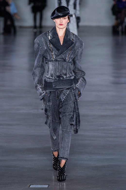 مانولو بلانيك<br />
<em>من موقع&nbsp;</em><em><span dir=LTR>Net-A-Porter</span></em><br />
&nbsp;