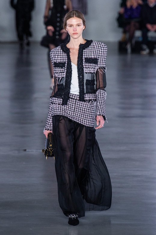 <strong>برنامج</strong><strong><span dir=LTR>Get Organized with the Home Edit</span></strong><br />
<em>صورة من موقع&nbsp;</em><em><span dir=LTR>Thehomeedit.com</span></em><br />
لا شيء يشعرنا بتحسّن أكثر من مكان منظّم جيّدًا. وإذا كنت تبحثين عن بعض الإلهام شاهدي خبيرتيّ تنظيم المنازل جوانا وكليا وهما تبتكران أمكنة رائعة للذين يريدون مساعدة، ومن بينهم بعض المشاهير!