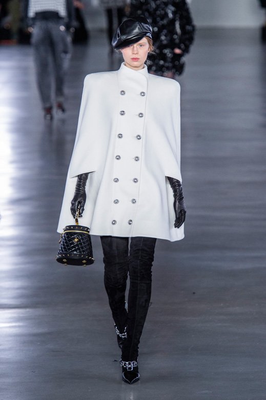 <strong>برنامج</strong>&nbsp;<strong><span dir=LTR>Interior Design Masters</span></strong><br />
<em>صورة من موقع&nbsp;</em><em><span dir=LTR>Netflix.com</span></em><br />
يعتبر التغيير الشامل فكرة رائعة دومًا وسيحوّل المصمّمون الداخليّون الملهمون هؤلاء المساحات البشعة إلى مساحات رائعة وهدفهم إقامة عقد يغيّر الحياة مع فندق مرموق في لندن.