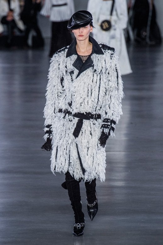 <strong>برنامج</strong>&nbsp;<strong><span dir=LTR>Sing On</span></strong><br />
<em>صورة من موقع&nbsp;</em><em><span dir=LTR>Netflix.com</span></em><br />
مرحة وسريعة الوتيرة، تشكّل مسابقة الموسيقى هذه كلّ ما تحتاجينه لرسم بسمة كبيرة على وجهك. استمتعي بمشاهدتهم بينما يغنّون من صميم قلوبهم لإتقان النغمات وربح الجائزة الكبرى!