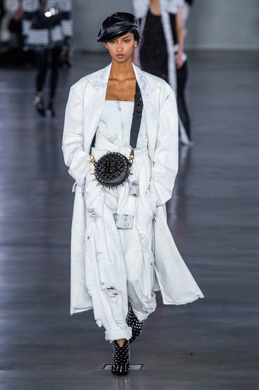 <strong>برنامج</strong>&nbsp;<strong><span dir=LTR>Skin Decision: Before and After</span></strong><br />
<em>صورة من&nbsp;</em><em><span dir=LTR>Instagram.com/skindecisiononnetflix</span></em><br />
يعتبر امتنانك من بشرتك الطريقة الأفضل للشعور بحالة جيّدة. لم تعد العمليّات التجميليّة أمرًا محظورًا وأثبتت أنّها طريقة ليظهر بعض المرضى أفضل ما فيهم بفضل الممرّضة الخبيرة بالبشرة والجمال جايمي وطبيبة الجراحة التجميليّة شيلا نازاريان.