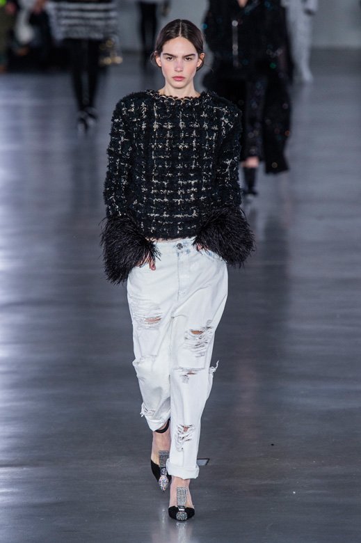 <strong>برنامج</strong>&nbsp;<strong><span dir=LTR>Emily in Paris</span></strong><br />
<em>صورة من موقع&nbsp;</em><em><span dir=LTR>Imdb.com&nbsp;</span></em>&nbsp;<br />
أخيرًا وليس آخرًا، تبقى اللائحة هذه غير مكتملة من دون البرنامج هذا! تتشارك أميركيّة جميلة لا تتكلّم الفرنسيّة أفكارها الجديدة مع مكتبها الجديد في باريس، عاصمة الموضة... ألا تشعرين بحال أفضل بالفعل؟ نعلم أنّ الإجابة هي أجل، ومشاهدة البرنامج بالكامل سيجعلك تشعرين بحالة أفضل بعد!