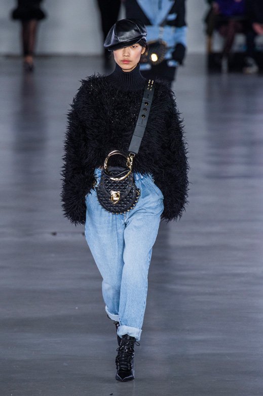 عقد&nbsp;<span dir=LTR>Petie Jet&eacute;</span>