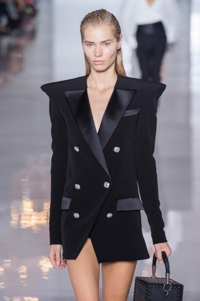 Discover Which Neckline Suits Your Body Type
