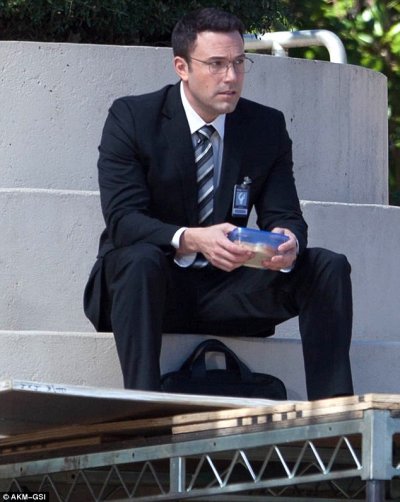 حقيبة Alpha 2 Expandable Laptop Brief من تومي تمثّل دور البطولة في فيلم &ldquo;The Accountant&rdquo;
