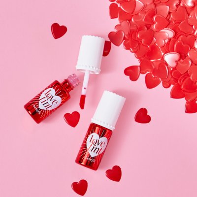 A Benefit Cosmetics&rsquo; Kind of Soft Glam Look for the Day of Love
