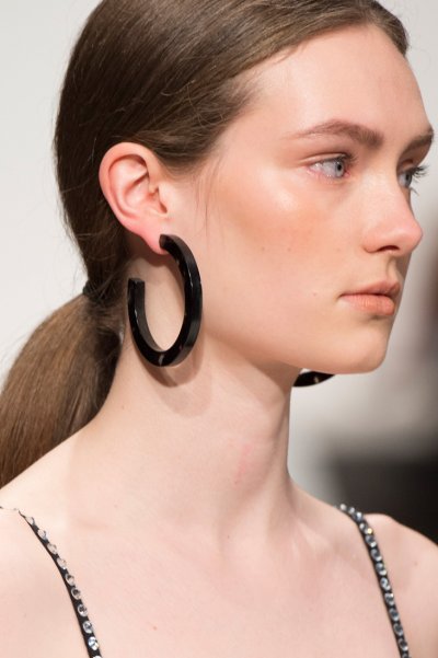 أهلاً بك في عالم الأقراط المتّخذة شكل حلقات
