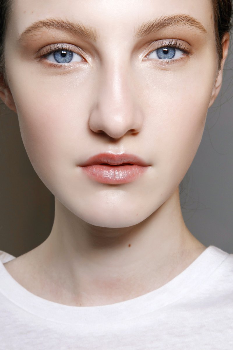8 Natural ways to grow out your lashes

