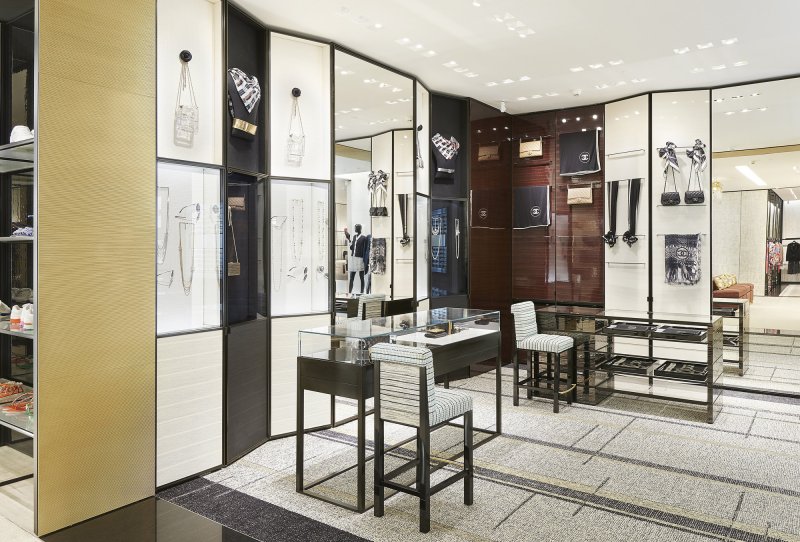 مونيكا فيندر، قلادة Petra<br />
&nbsp;