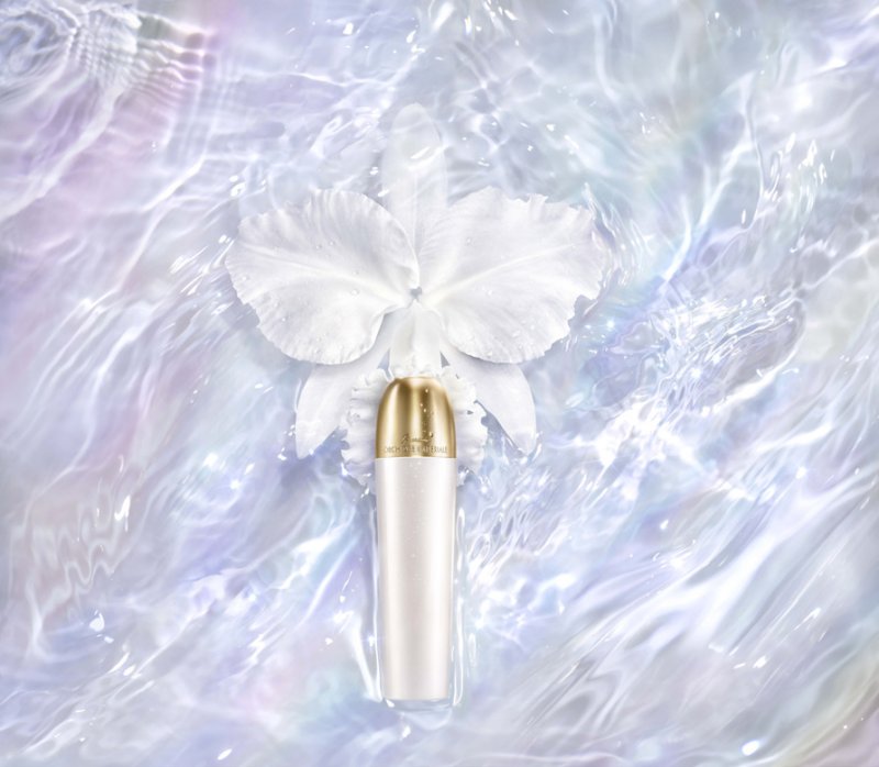 جديد ضمن تشكيلة Orchidée Imperiale: مستحضر Radiance Essence-in-Lotion الرائع
