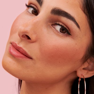 تألّقي&nbsp;بإطلالة&nbsp;Sunburn Blush&nbsp;الرائجة على تيك توك مع بنفت كوزمتكس

