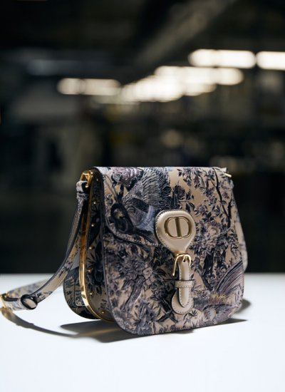 صناعة حقيبة Dior Bobby Frame في مشاغل إيطاليا
