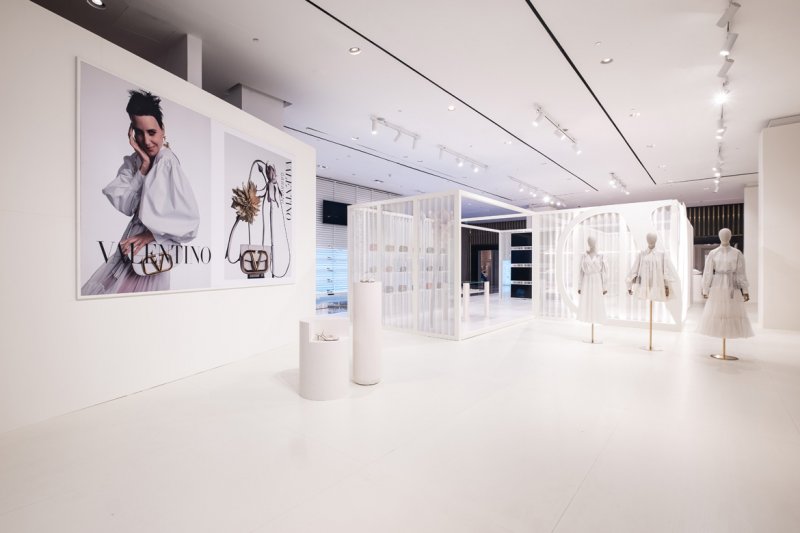 SuperVee &ndash; Valentino&rsquo;s White Paradise
