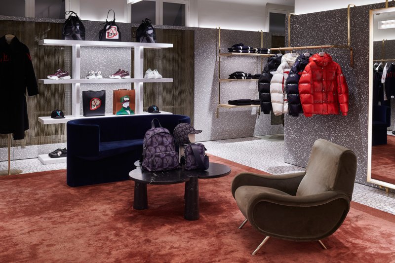 شارع Saint Honor&eacute; برحّب ببوتيك فالنتينو المرمّمة
