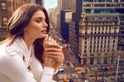 مارلي نيويورك تحتفل بمجموعة مجوهرات LIFE الجديدة مع تايلور هيل
