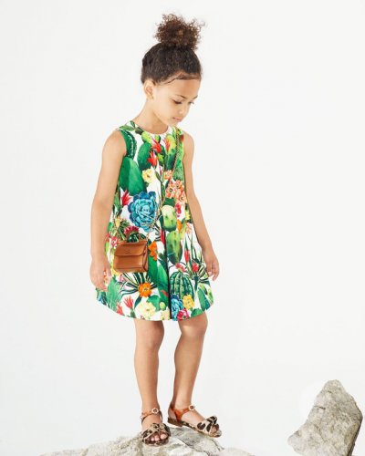 أولاد بصحبة حقائبهم