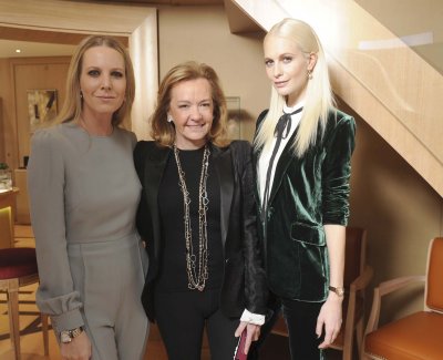 عيد ميلاد سعيد لمجموعة مفعمة بالسّعادة